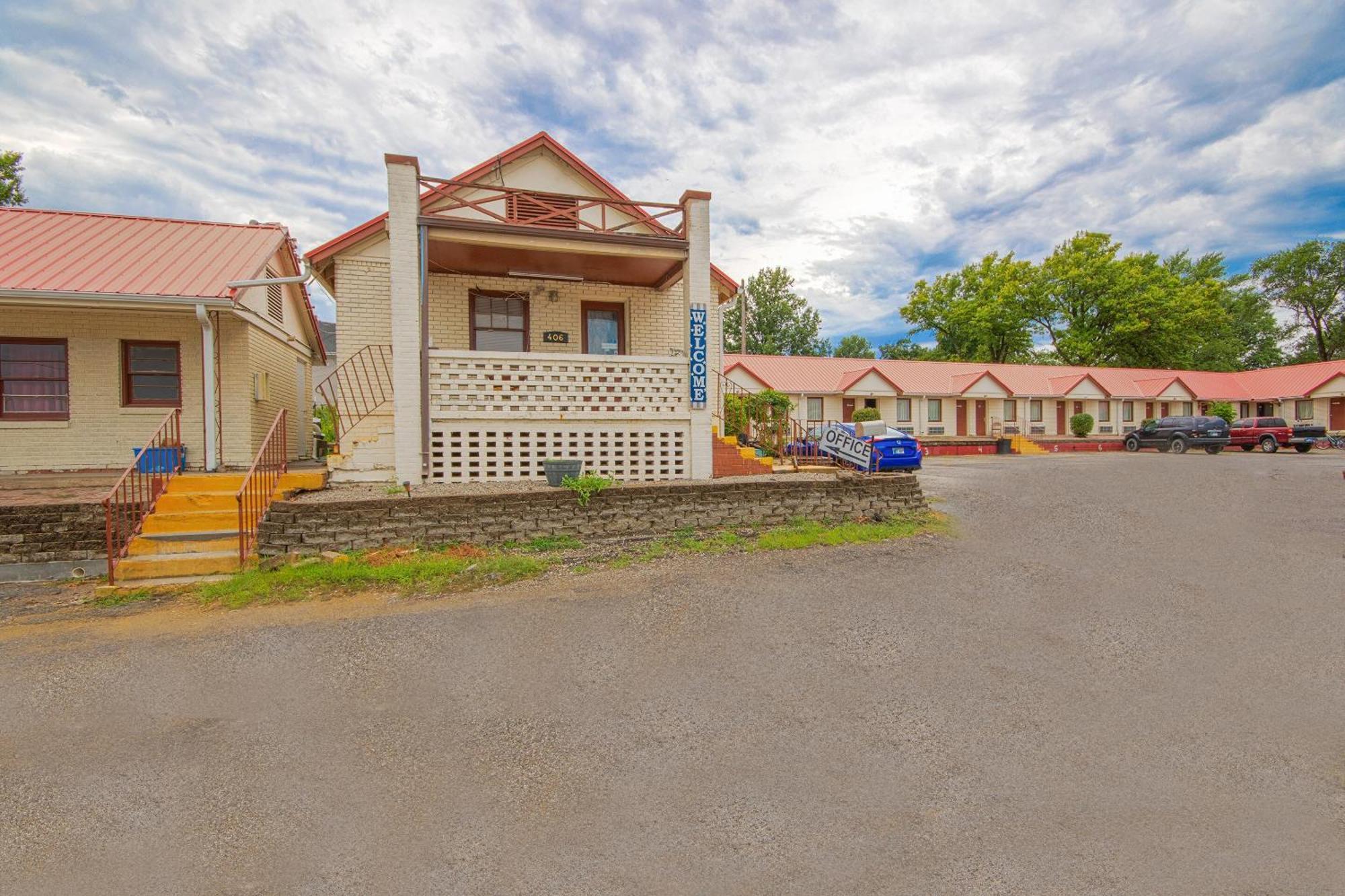Sunflower Motel Hiawatha By Oyo Exterior photo