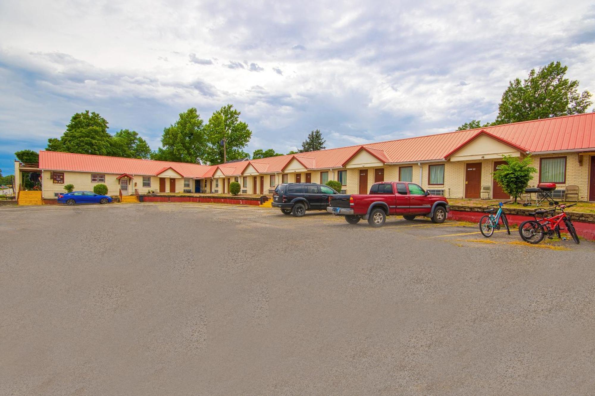 Sunflower Motel Hiawatha By Oyo Exterior photo