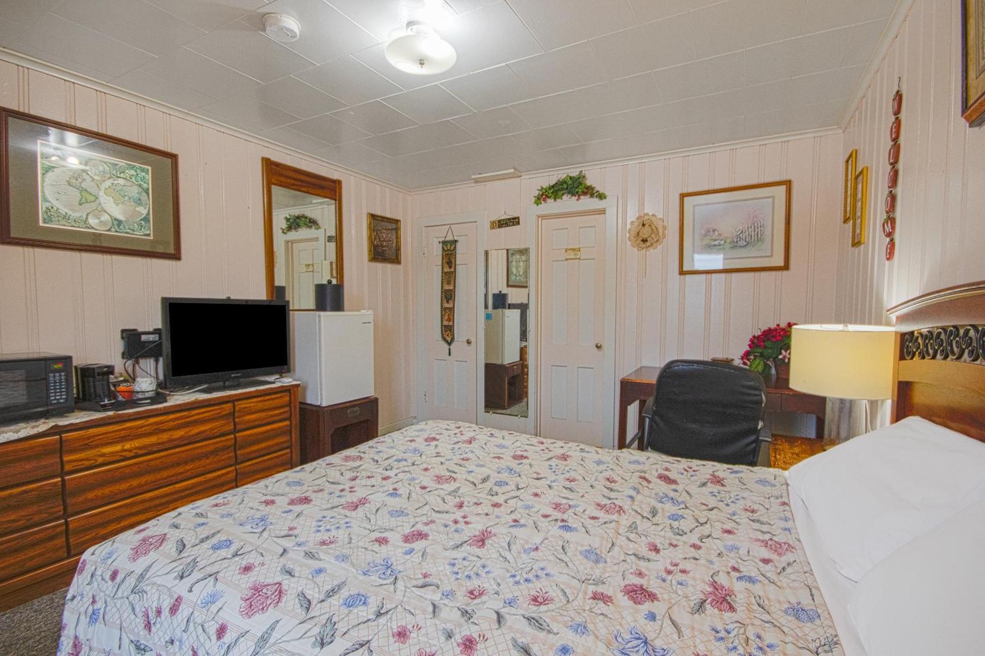 Sunflower Motel Hiawatha By Oyo Exterior photo