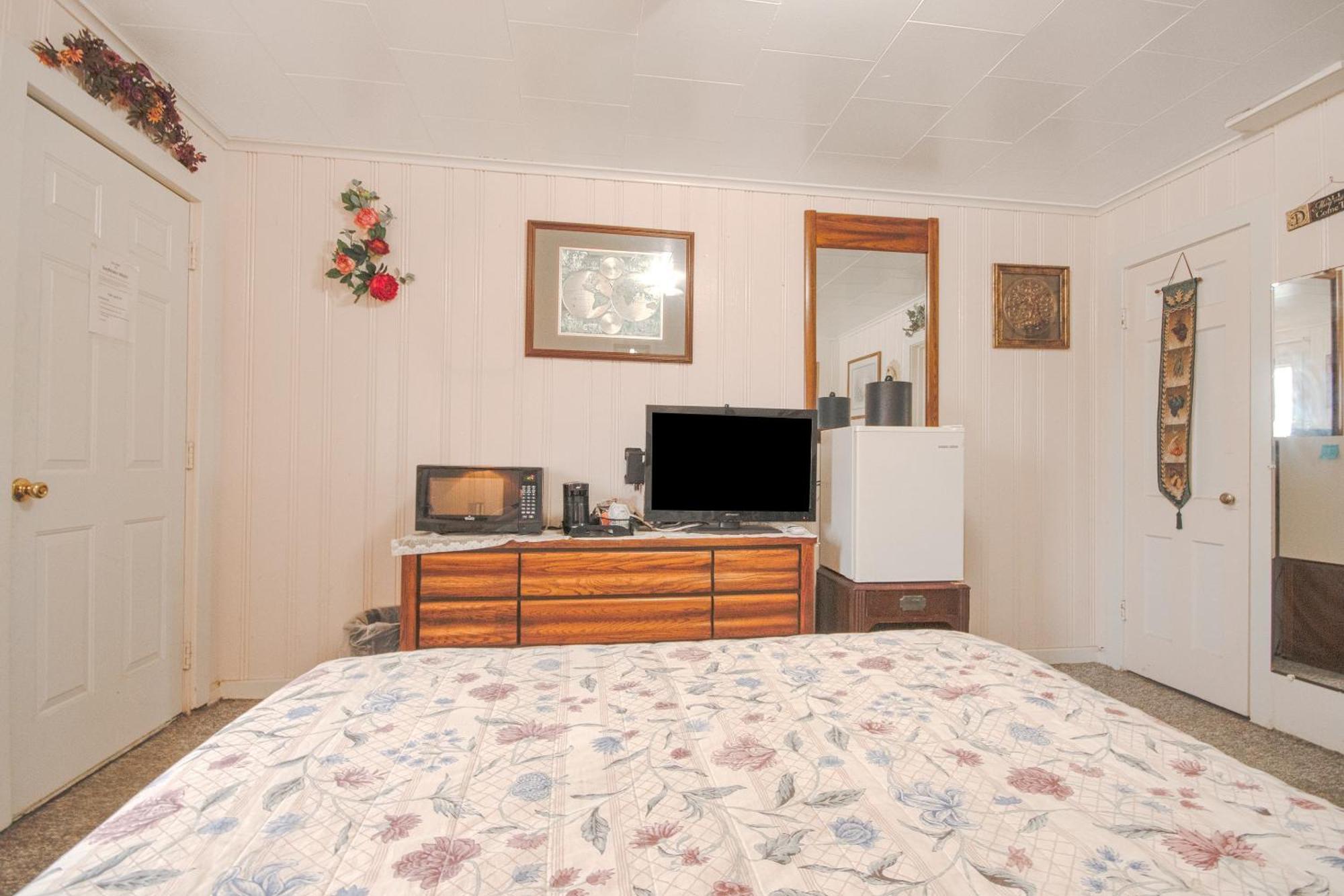 Sunflower Motel Hiawatha By Oyo Exterior photo