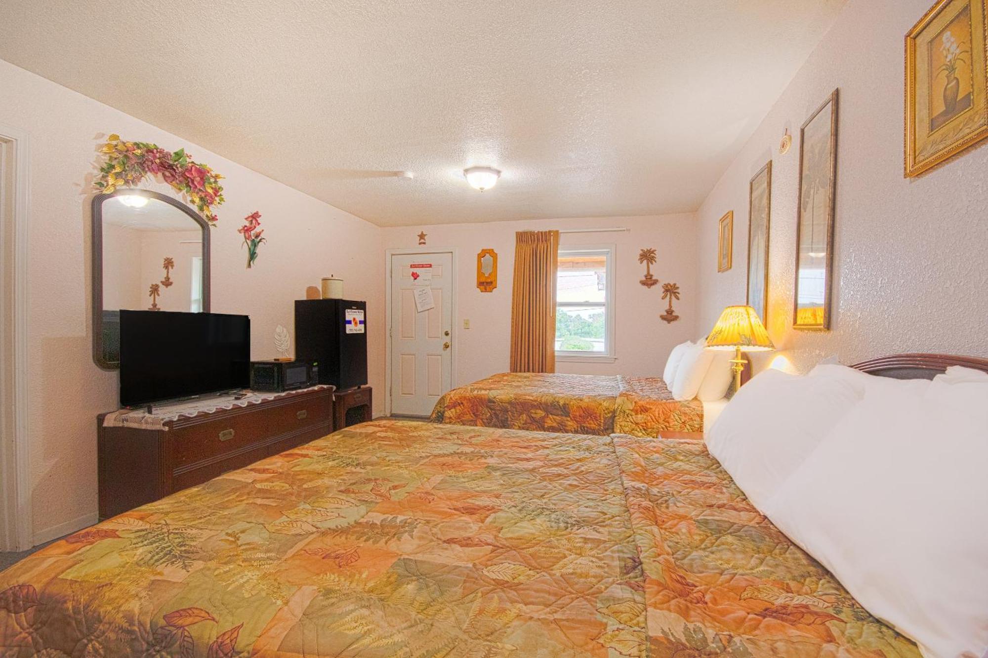 Sunflower Motel Hiawatha By Oyo Exterior photo