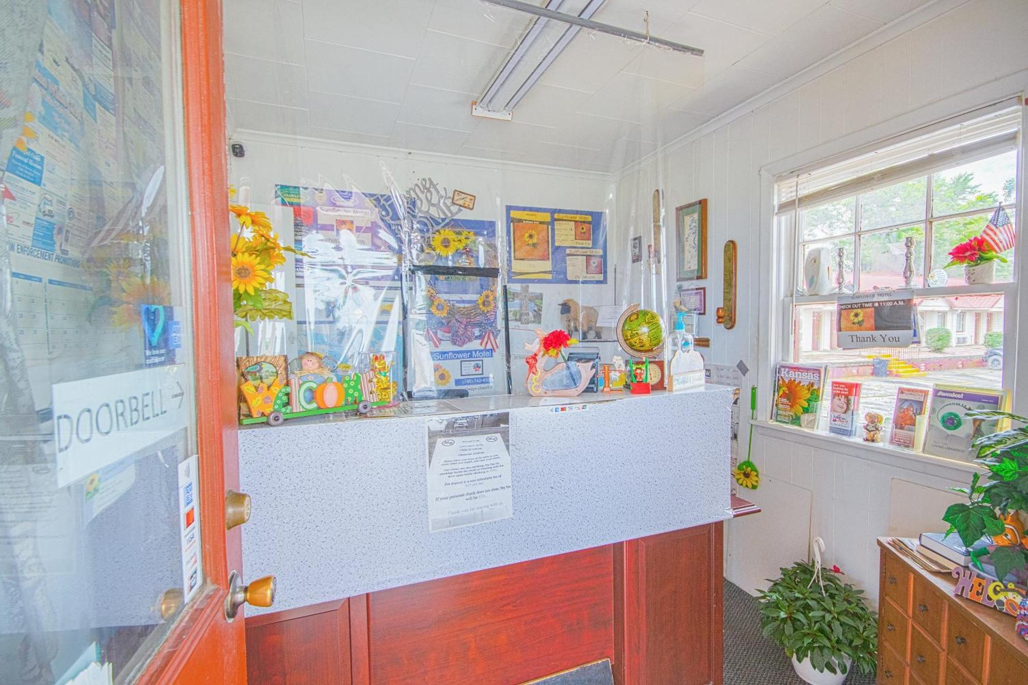 Sunflower Motel Hiawatha By Oyo Exterior photo