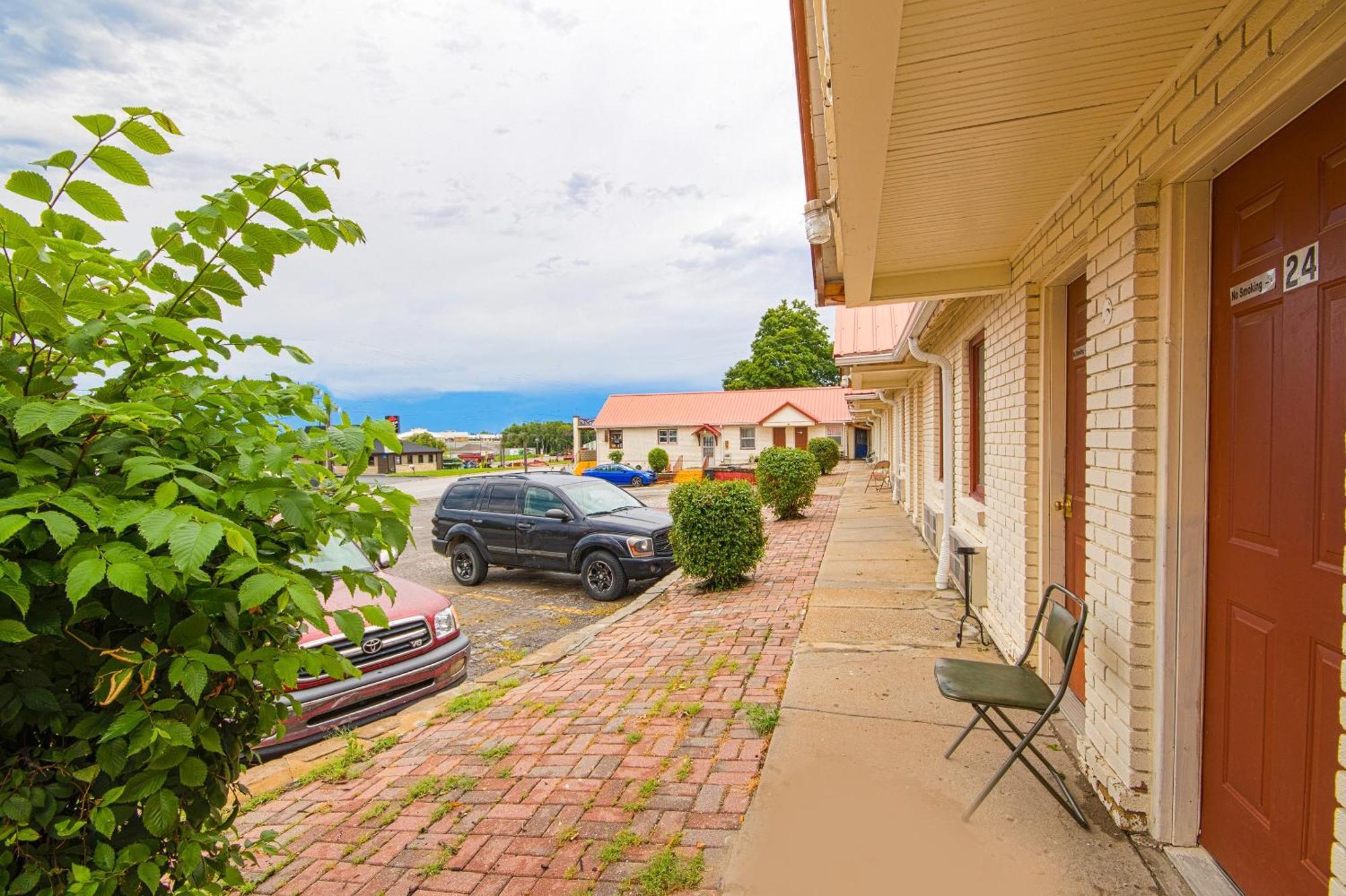 Sunflower Motel Hiawatha By Oyo Exterior photo