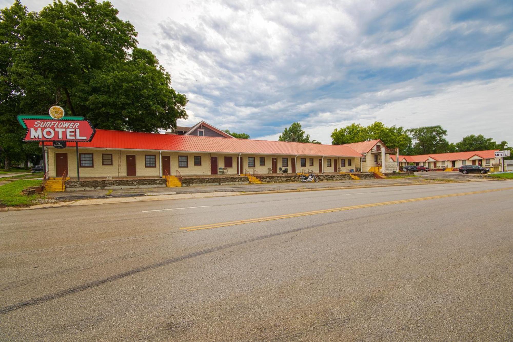 Sunflower Motel Hiawatha By Oyo Exterior photo